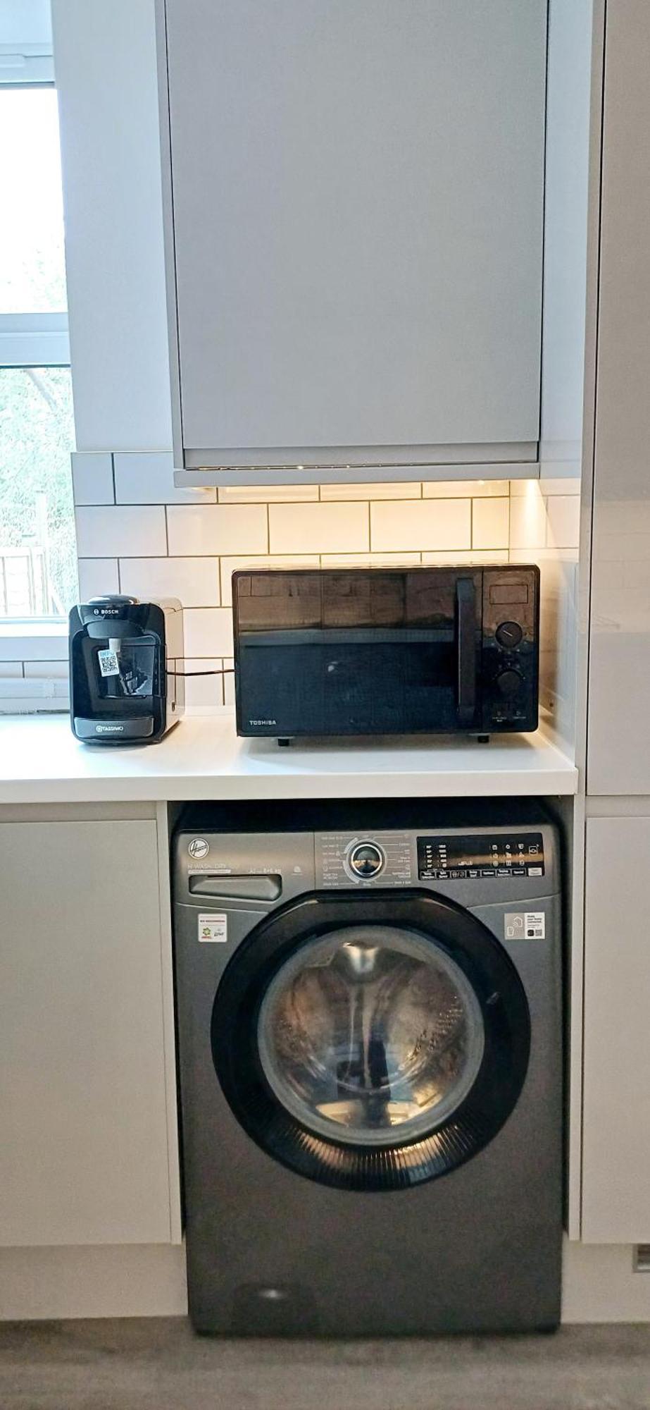 Apartment Spacious 4 Bedroom House-2 Bathrooms-contractor-family-relocation-professionals-parking-close-to-all-amenities