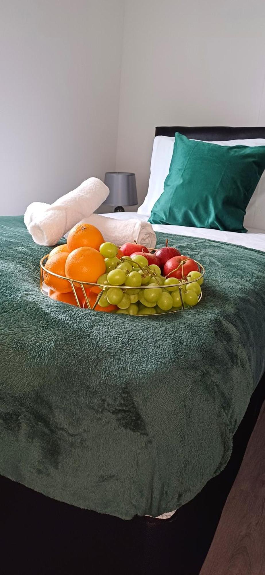 Spacious 4 Bedroom House-2 Bathrooms-contractor-family-relocation-professionals-parking-close-to-all-amenities Apartment Luton (Bedfordshire)