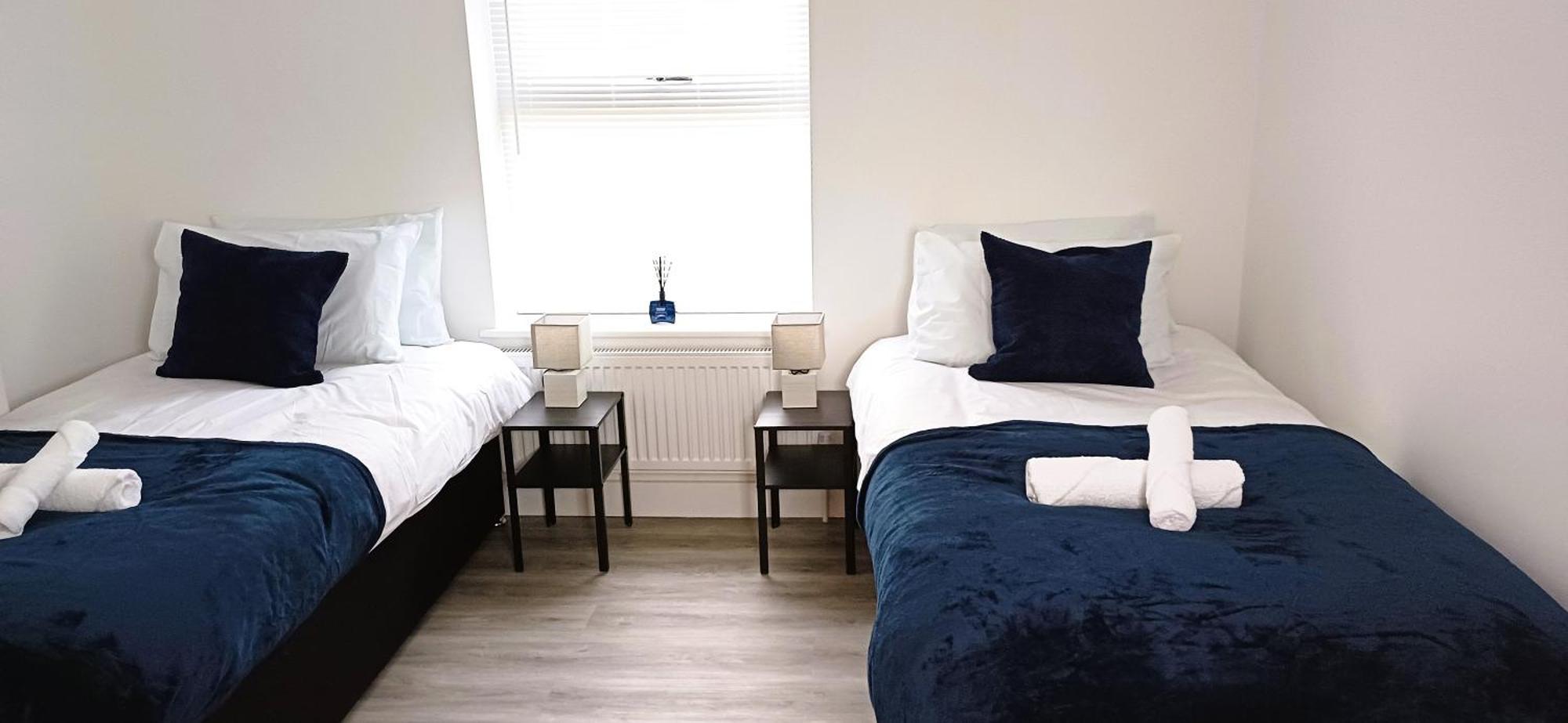 Spacious 4 Bedroom House-2 Bathrooms-contractor-family-relocation-professionals-parking-close-to-all-amenities Apartment