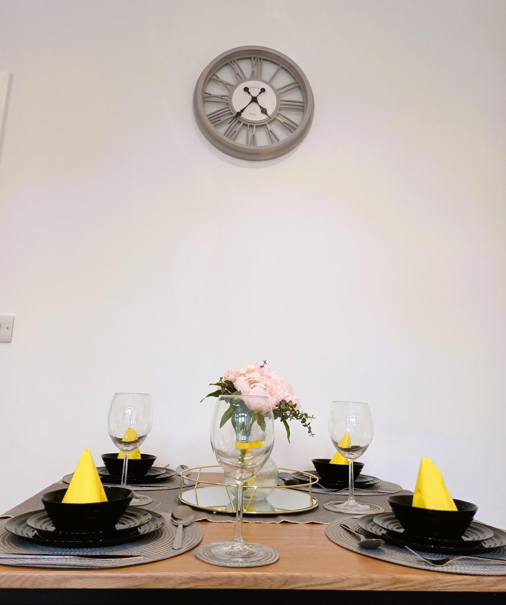 Apartment Spacious 4 Bedroom House-2 Bathrooms-contractor-family-relocation-professionals-parking-close-to-all-amenities *