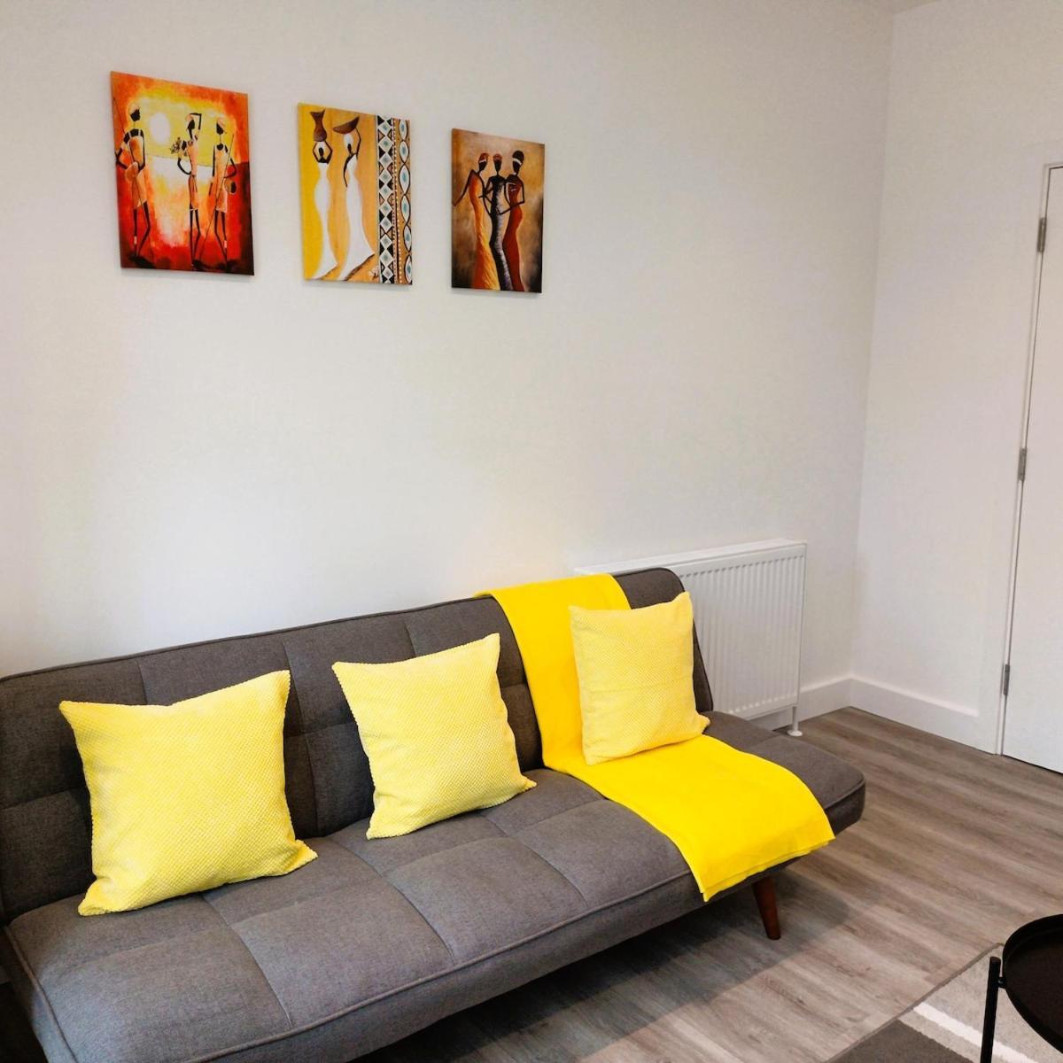 Spacious 4 Bedroom House-2 Bathrooms-contractor-family-relocation-professionals-parking-close-to-all-amenities Apartment Luton (Bedfordshire)