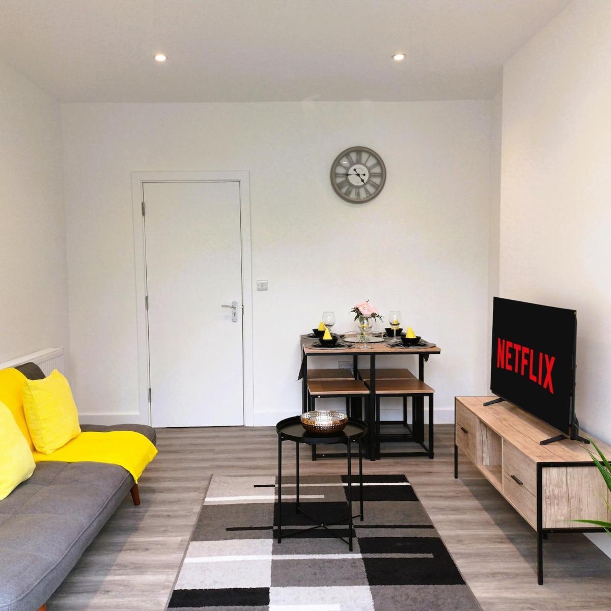 Apartment Spacious 4 Bedroom House-2 Bathrooms-contractor-family-relocation-professionals-parking-close-to-all-amenities