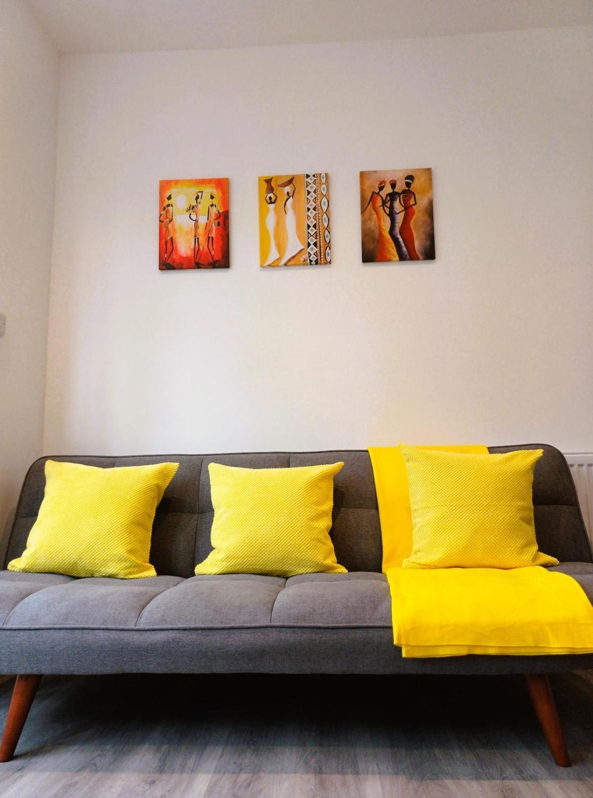 Spacious 4 Bedroom House-2 Bathrooms-contractor-family-relocation-professionals-parking-close-to-all-amenities *